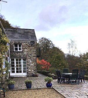 Outdoor dining - A hidden gem  nestled in the Talley hills with valley views. Lliandeilo wales (Talley)