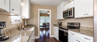 HUGE 5 BDRM 2BATH HOME IN A GREAT QUIET NEIGHBORHOOD SHERWOOD FOREST