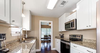 HUGE 5 BDRM 2BATH HOME IN A GREAT QUIET NEIGHBORHOOD SHERWOOD FOREST