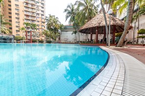 2 hồ bơi ngoài trời, dù/ô trên bãi biển/hồ bơi 