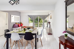 DT-03-05 | Living room | 40-inch flat-screen TV with satellite channels, TV, pay movies - Garden City Melaka Raya by IdealHub (Malacca City)