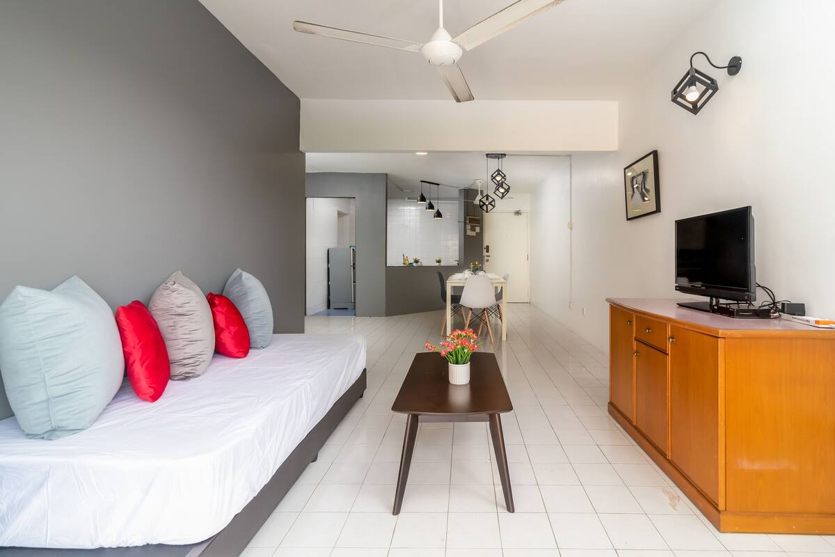 DT-04-07 | Living area | 40-inch flat-screen TV with satellite channels, TV, pay films