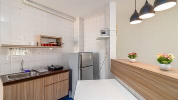 DT-12-07 | Private kitchen | Full-sized fridge, microwave, stovetop, electric kettle