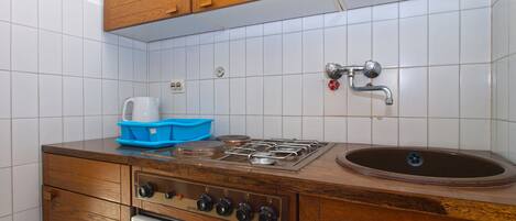 Fridge, stovetop, coffee/tea maker, cookware/dishes/utensils