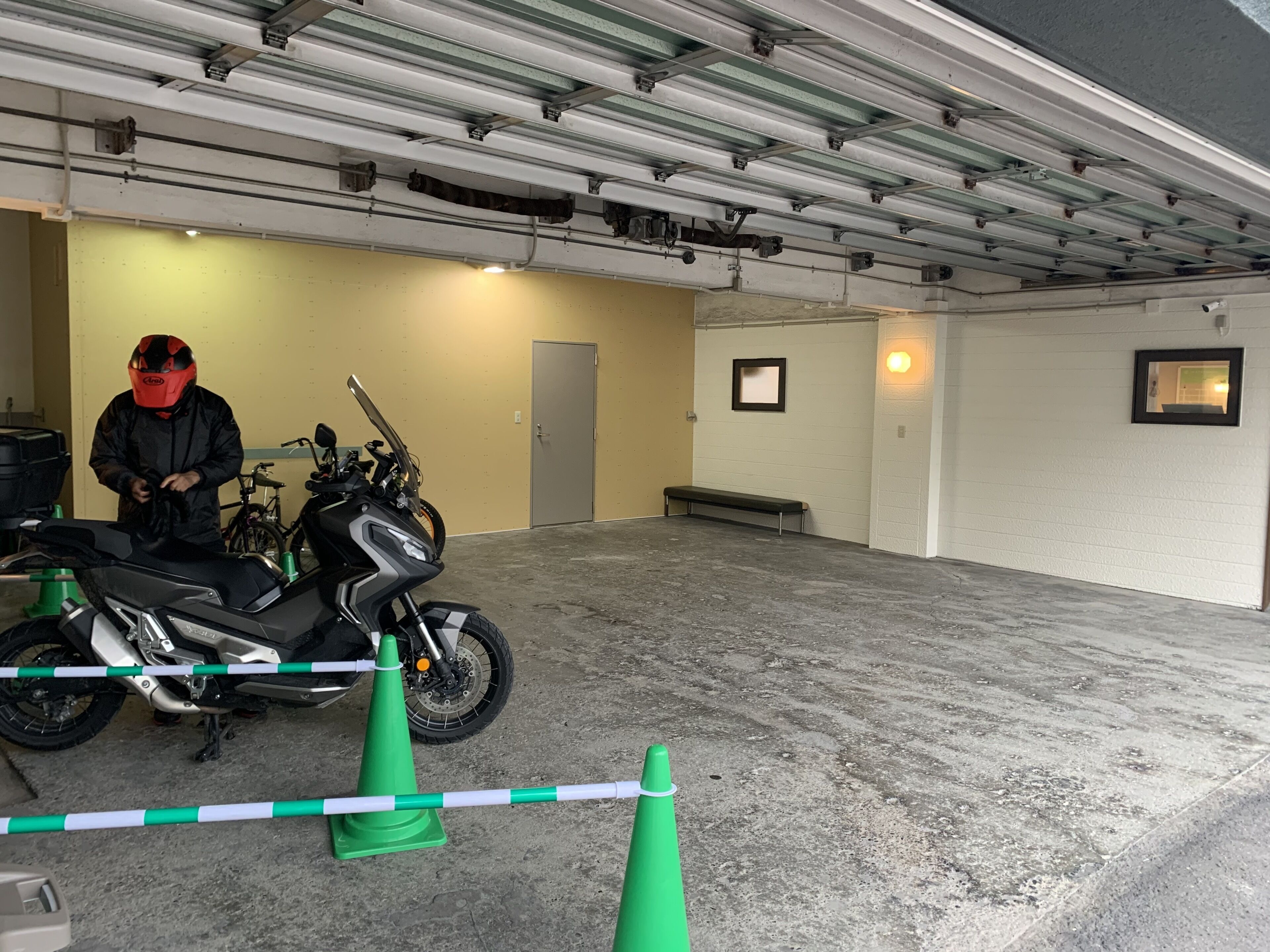 Una motocicleta estacionada en un garaje mientras alguien la ajusta.