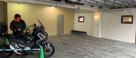 Una motocicleta estacionada en un garaje mientras alguien la ajusta.
