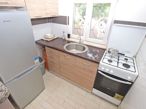 Refrigerador, horno, placa de cocina, utensilios de cocina