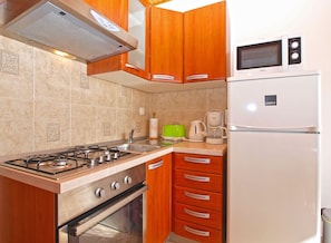 Refrigerador, microondas, horno, placa de cocina