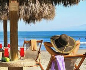 Plage, chaises longues, serviettes de plage