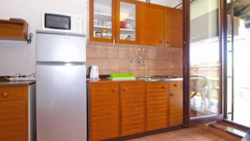 Refrigerador, microondas, parrilla de estufa y utensilios de cocina