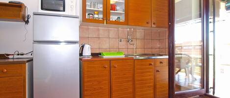 冷蔵庫、電子レンジ、コンロ、調理器具と食器