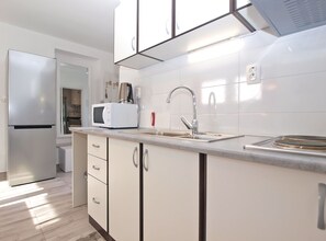 Refrigerador, microondas, placa de cocina, cafetera/tetera