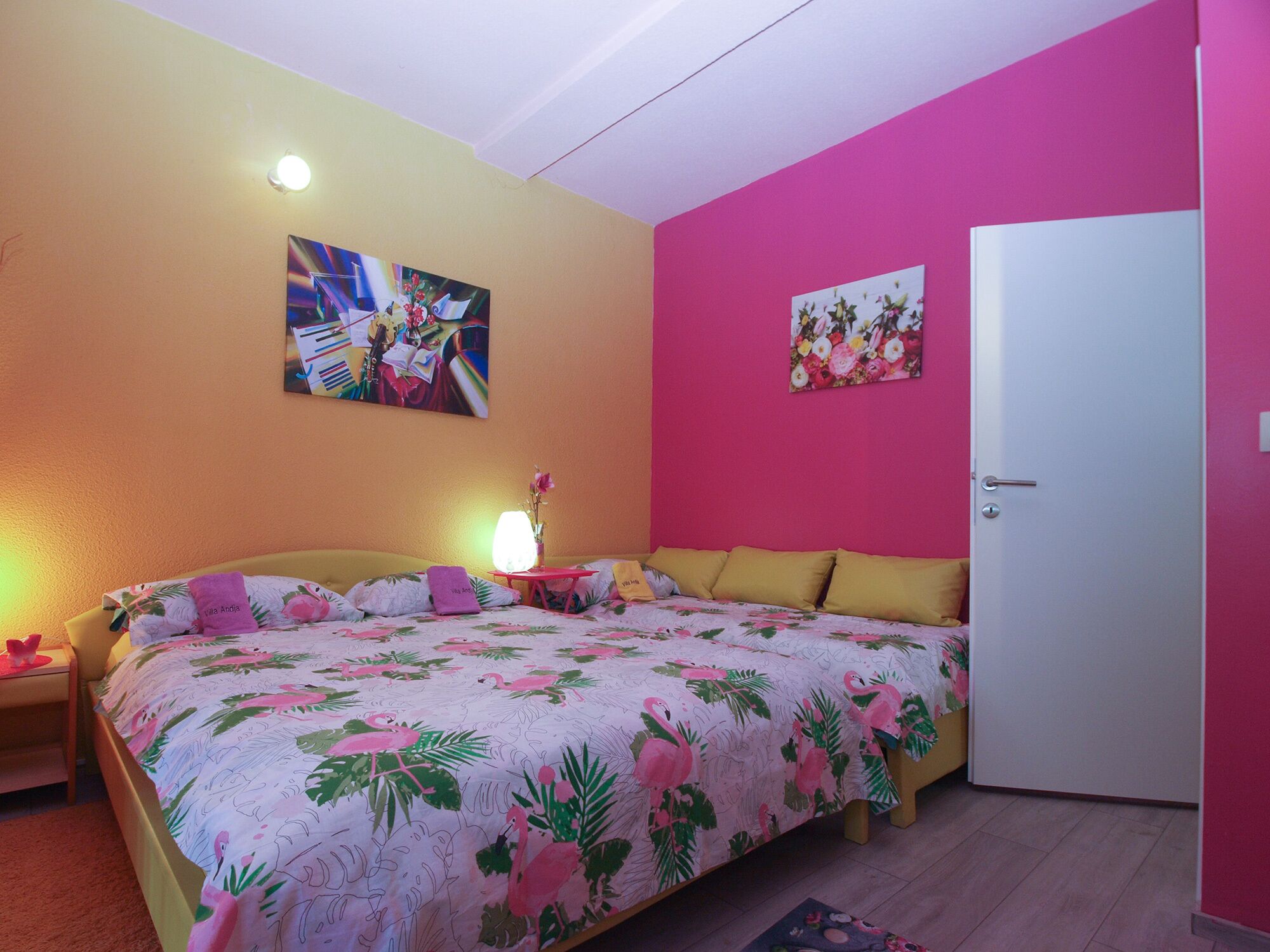 Un dormitorio con cama, mesita de noche y lámpara.