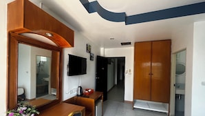 Deluxe Double Room with Balcony | セーフティボックス (室内)、デスク、防音設備、アイロン / アイロン台