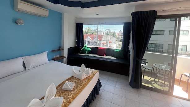 Deluxe Double Room with Balcony | セーフティボックス (室内)、デスク、防音設備、アイロン / アイロン台