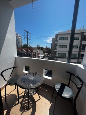 Deluxe Double Room with Balcony | In-room safe, desk, soundproofing, iron/ironing board - Heaven House (Patong)