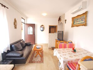 TV - Apartment 1488/14228 (Istria - Pula), 3000m from the beach (Pula)