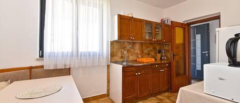 Fridge, oven, stovetop, coffee/tea maker