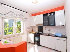 Fridge, oven, stovetop, coffee/tea maker - Apartment 1493/14311 (Istria - Medulin), 400m from the beach (Medulin)