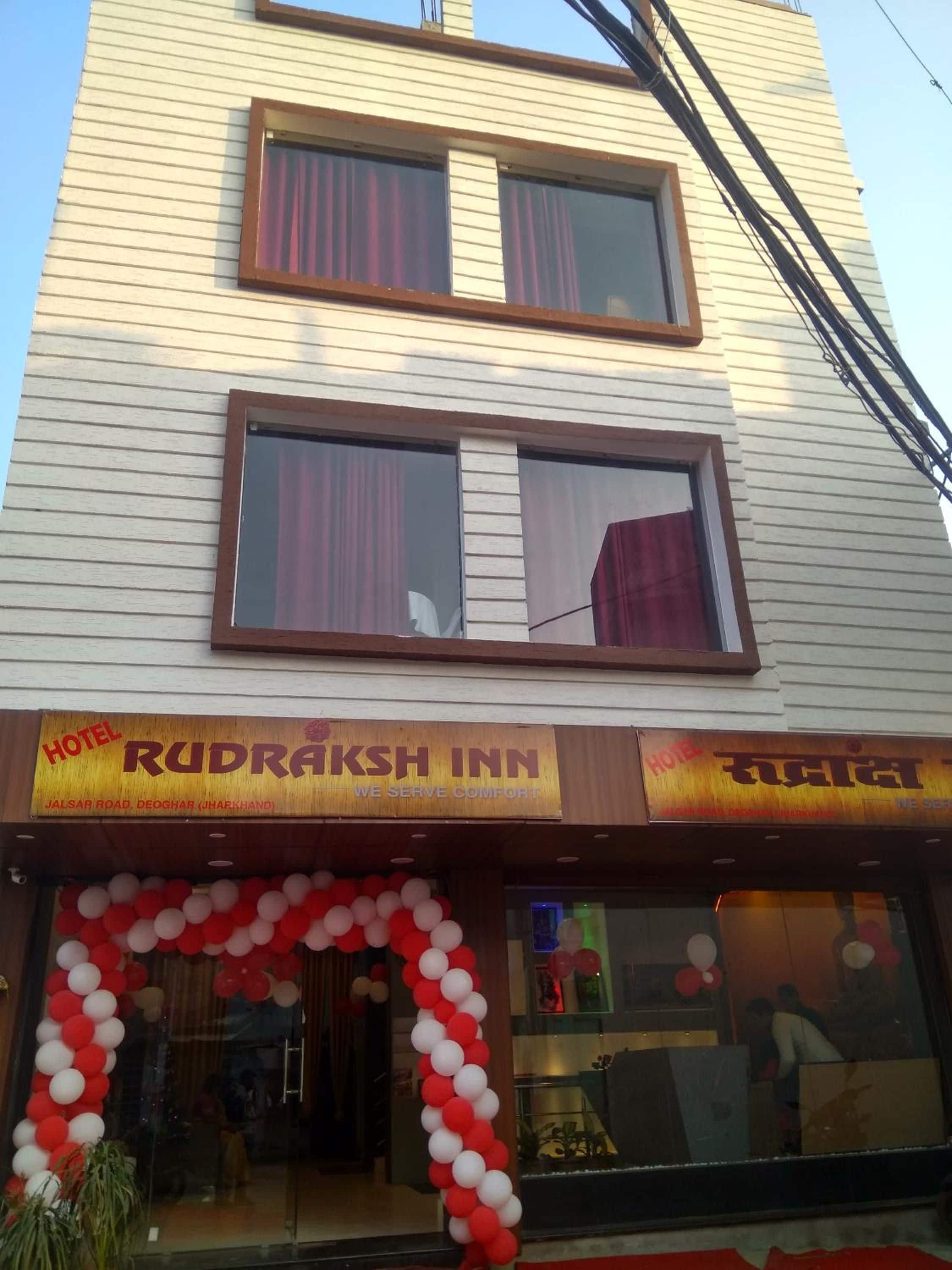 Un hotel llamado 'Rudraksh Inn', con un cartel que indica su nombre y ubicación.