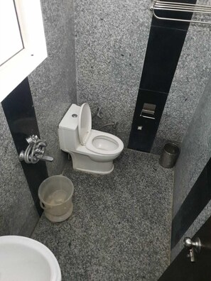 Deluxe Room | Bathroom - Hotel Rudraksh Inn (Narendranagar)