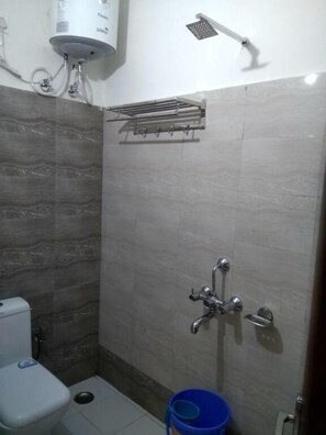 Shower, free toiletries, bathrobes, towels - Hotel Rudraksh Inn (Narendranagar)