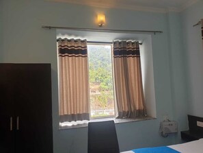 Super Deluxe Room with Mountain View | Soundproofing, free WiFi