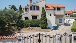 A two-story house with a stone facade, a tiled roof, and a gated entrance. - Apartment 1495/14369 (Istria - Banjole), 500m from the beach (Banjole)