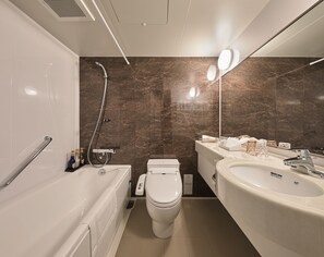 Combined shower/bathtub, free toiletries, hair dryer, slippers - Hotel Arrows Arashiyama (Kyoto)