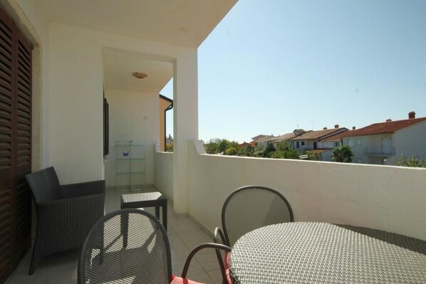 Outdoor dining - Apartment 1499/14533 (Istria - Valbandon), 700m from the beach (Valbandon)