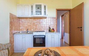 Køleskab, ovn, kogeplade, kaffe-/temaskine