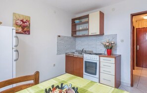 Fridge, oven, stovetop, coffee/tea maker - Apartment 1499/14538 (Istria - Valbandon), 700m from the beach (Valbandon)