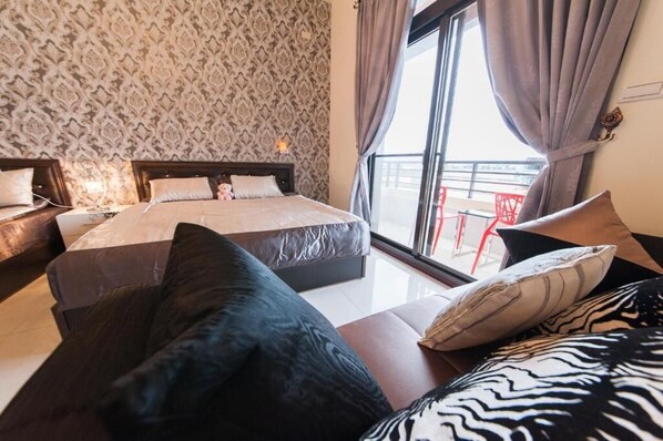 Escritorio, wifi gratis y ropa de cama 