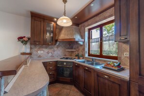 Kühlschrank, Ofen, Herdplatte, Wasserkocher mit Kaffee-/Teezubehör