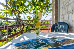 Une table avec un verre d’eau, une tranche de citron et un menu.
