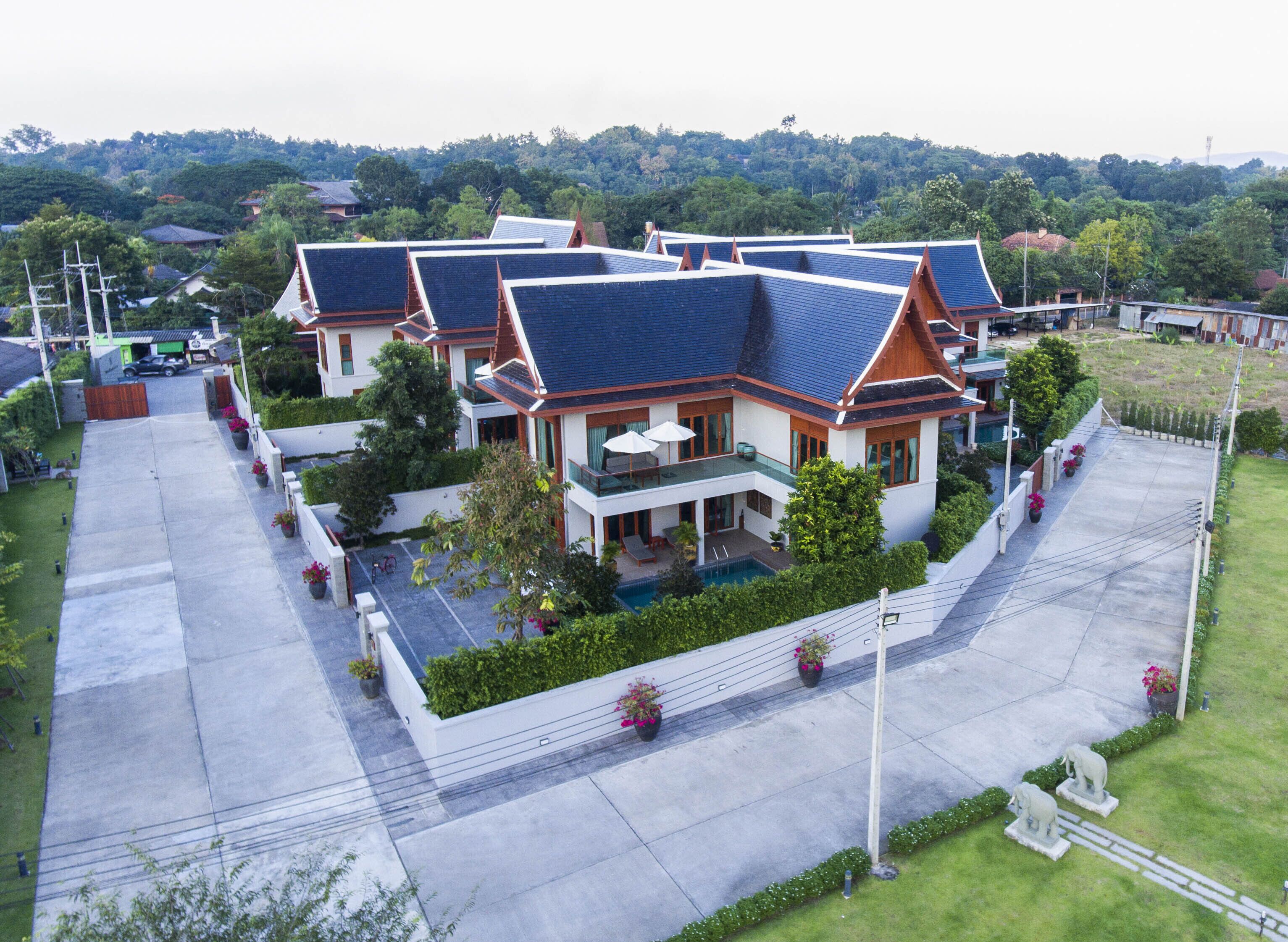 Un moderno edificio residencial con múltiples unidades, cada una con balcón y piscina.