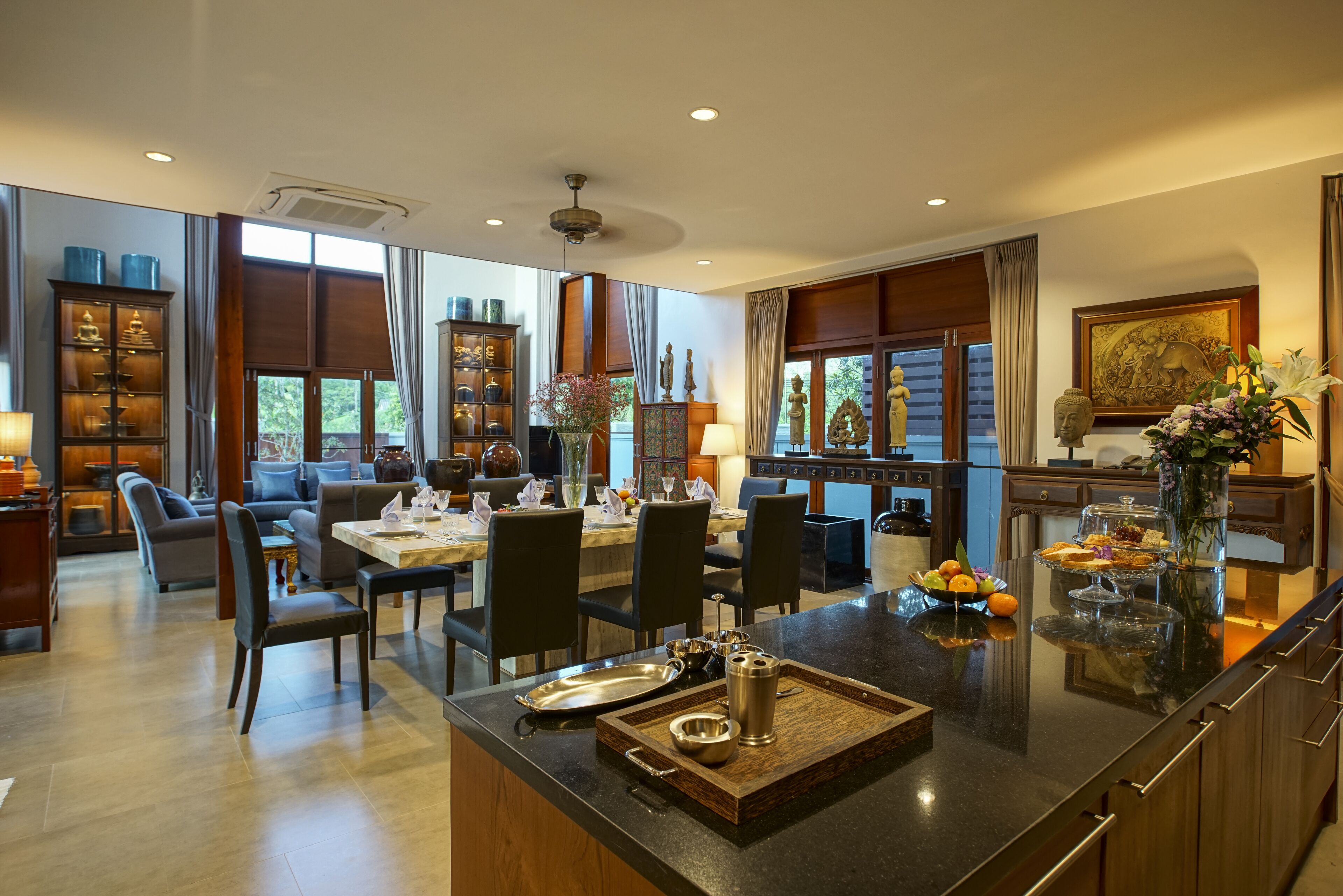 Cocina amplia con una isla grande, comedor y distribución abierta.