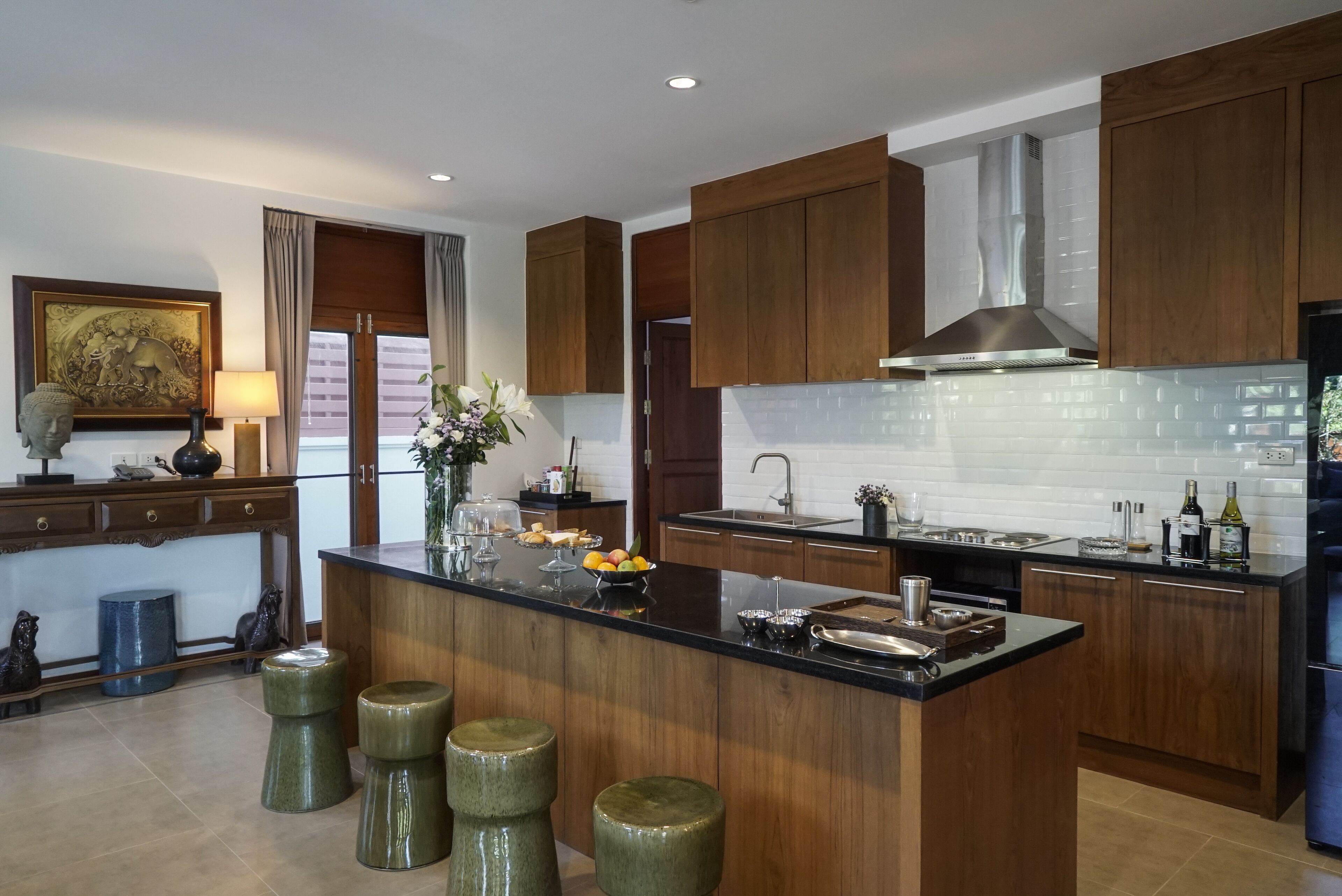 Una cocina moderna con armarios de madera, una isla central y una campana extractora de acero inoxidable.
