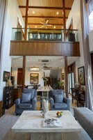 Minibar, caja de seguridad en la habitación y escritorio