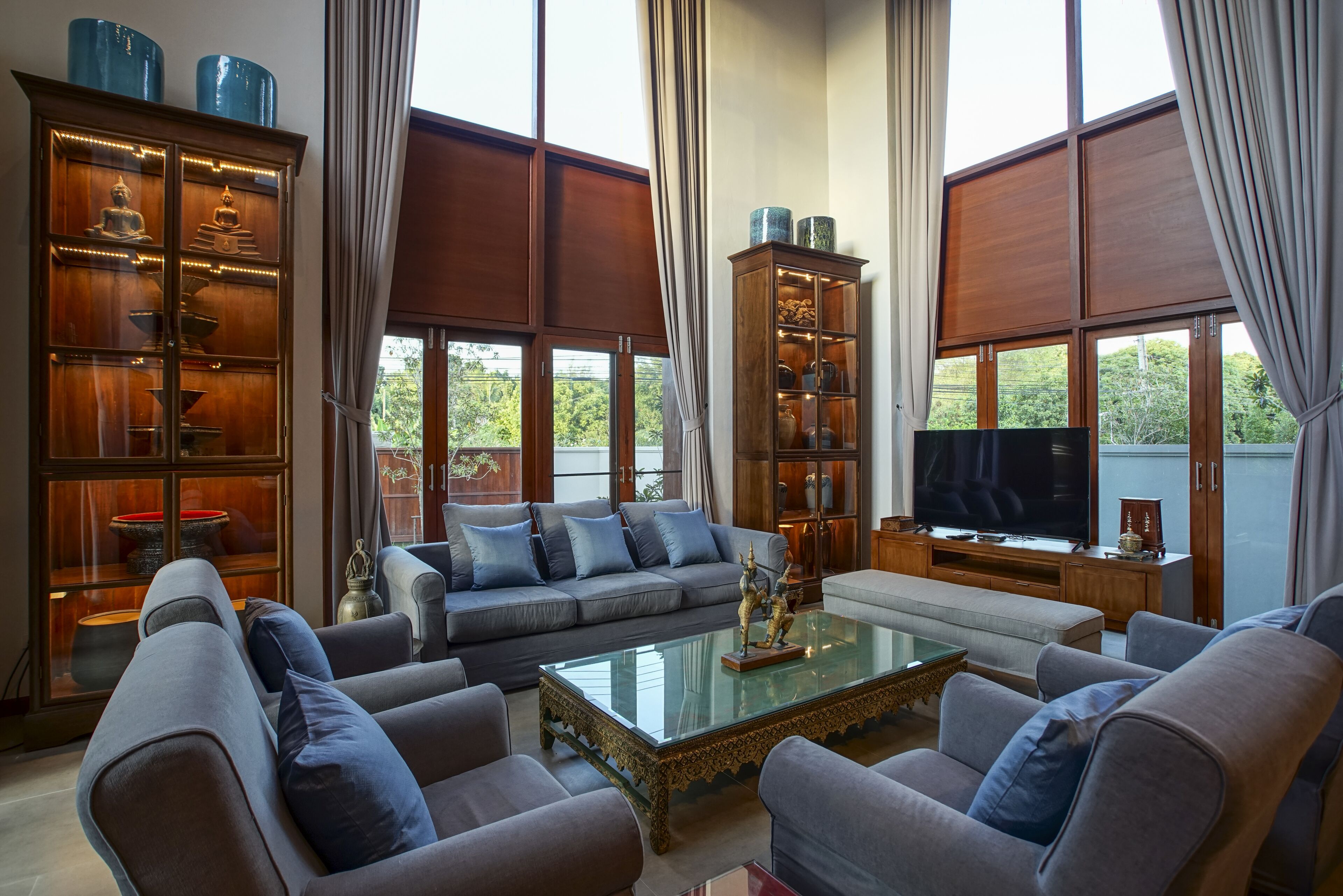 Grace Villa with Private Pool | Woonkamer | Een 55-inch smart-tv met digitale zenders en een televisie