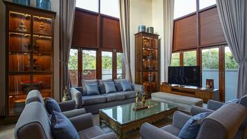 Grace Villa with Private Pool | Woonkamer | Een 55-inch smart-tv met digitale zenders en een televisie