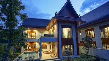 Garden Villa with Private Pool | ด้านหน้าที่พัก - ตอนเย็น/กลางคืน