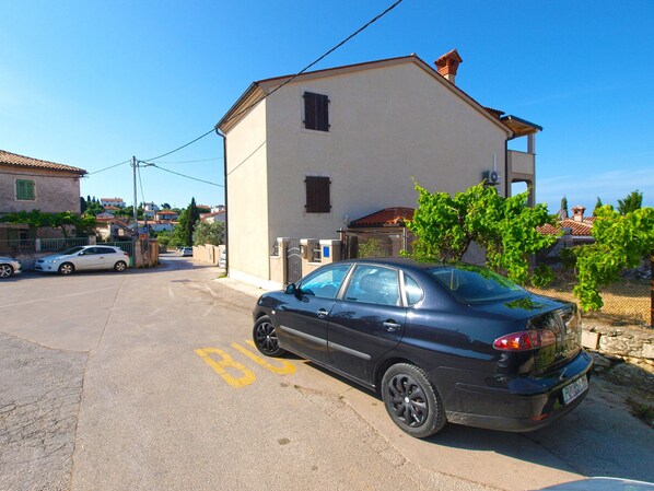 Property grounds - Apartment 1531/15384 (Istria - Vinkuran), 500m from the beach (Vinkuran)