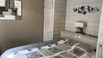 2 bedrooms, iron/ironing board