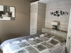 2 bedrooms, iron/ironing board