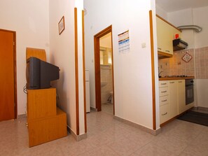 Réfrigérateur, four, plaque de cuisson, cafetière/bouilloire