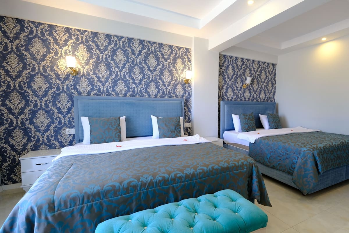 Habitación cuádruple Deluxe (4 People) | Sábanas de algodón egipcio, ropa de cama de alta calidad y edredón
