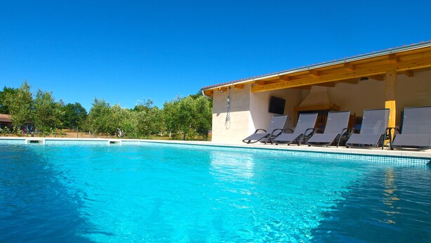 A clear blue pool with lounge chairs and a covered area. - House 1548/15836 (Istria - Fažana), 3150m from the beach (Fažana)