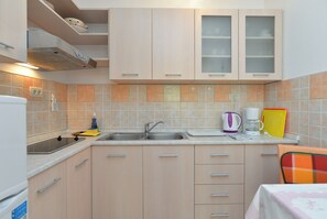Fridge, microwave, stovetop, coffee/tea maker - Apartment 1552/15858 (Istria - Pula), 3000m from the beach (Pula)
