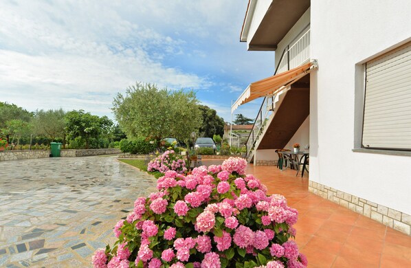 Outdoor dining - Apartment 1552/15858 (Istria - Pula), 3000m from the beach (Pula)